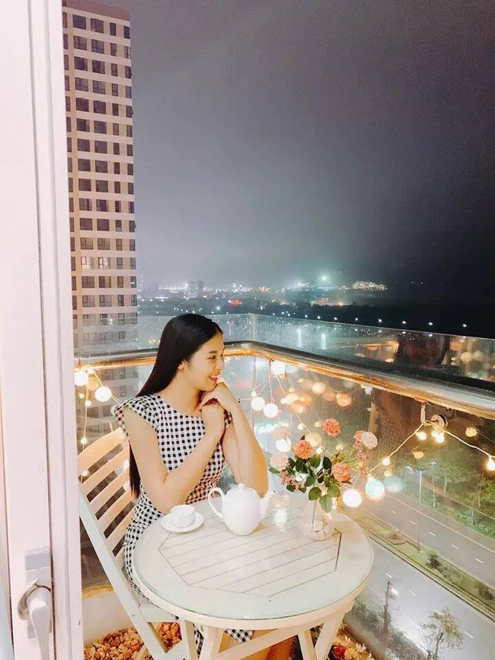 Căn hộ thứ 2 của Hoa hậu Ngọc Hân nằm ở vị trí khá đắc địa với 2 phòng ngủ, trong đó có 1 phòng ngủ và phòng khách nhìn thẳng ra Vịnh Hạ Long xanh mướt. Ảnh: Giadinhnet