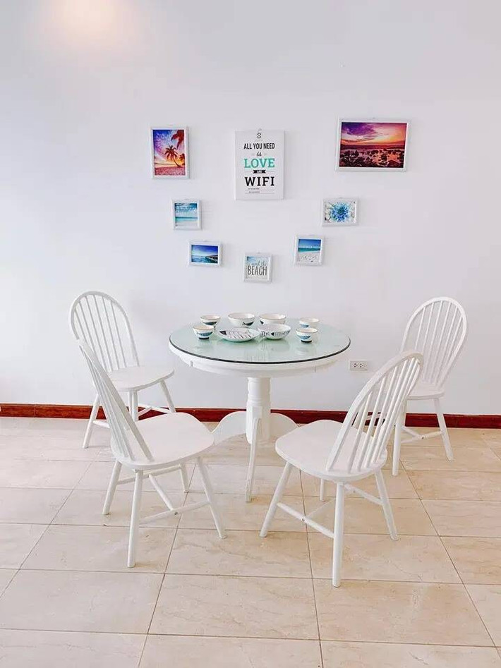 Nội thất tối giản, đề cao sự tiện dụng được điểm tô bằng những chi tiết trang trí liên quan đến biển. Ảnh: Lao động