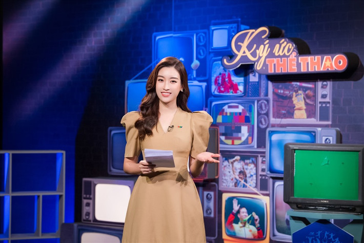 Hoa hậu Đỗ Mỹ Linh rất kín tiếng trong chuyện đời tư. Trong khi nhiều Hoa hậu khác chỉ sau vài năm đăng quang là đổi đời với nhà đẹp xe sang, thì Đỗ Mỹ Linh vẫn rất giản dị với những bộ trang phục bình dân. Ảnh: Lao động