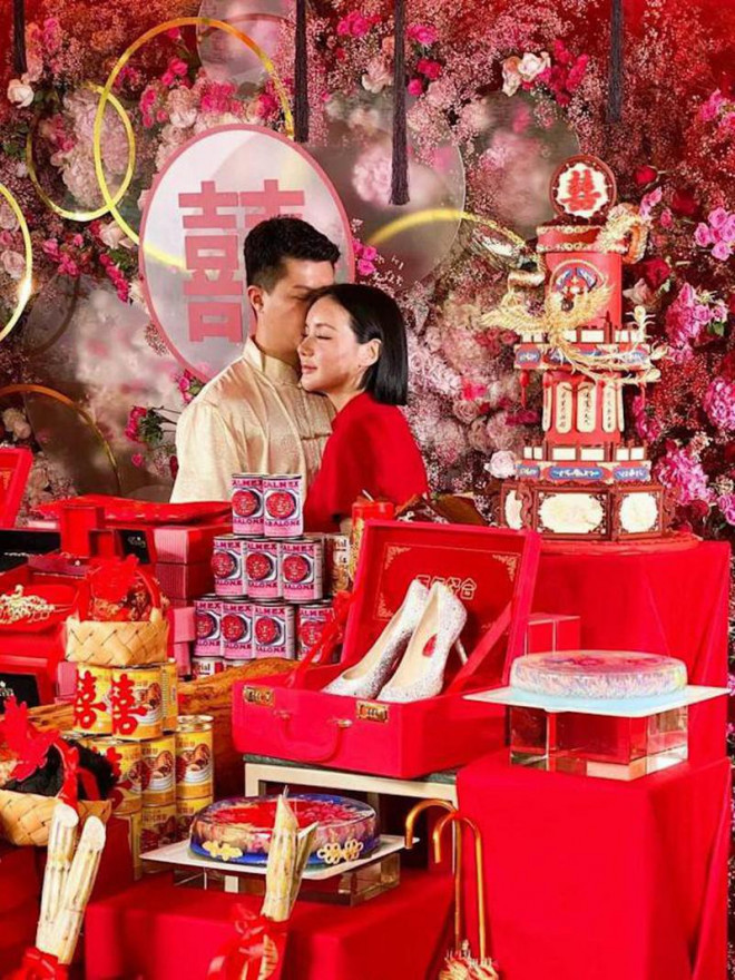 Trước đó, tại lễ ăn hỏi cực kỳ xa hoa, vị hôn phu tặng Kim Lim các sính lễ trị giá khoảng 2 triệu SGD (1,5 triệu USD), bao gồm 15 thỏi vàng, 8 cặp vòng tay rồng phượng cỡ lớn, 2 dây chuyền vàng, nhẫn và hoa tai bằng vàng đồng, 2 túi Hermès, 1 cặp đồng hồ Rolex và giày Jimmy Choo. Ảnh: IGNV