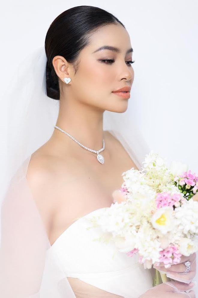 Mới đây, Hoa hậu Phạm Hương khoe hình ảnh diện váy cưới cực kỳ xinh xắn. Như vậy, sau 4 năm sống ở Mỹ, người đẹp về nước để tổ chức đám cưới với chồng đại gia. Ảnh: FBNV