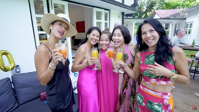Trong nhà có sân vườn xanh mát và bể bơi rộng lớn. Ảnh chụp màn hình