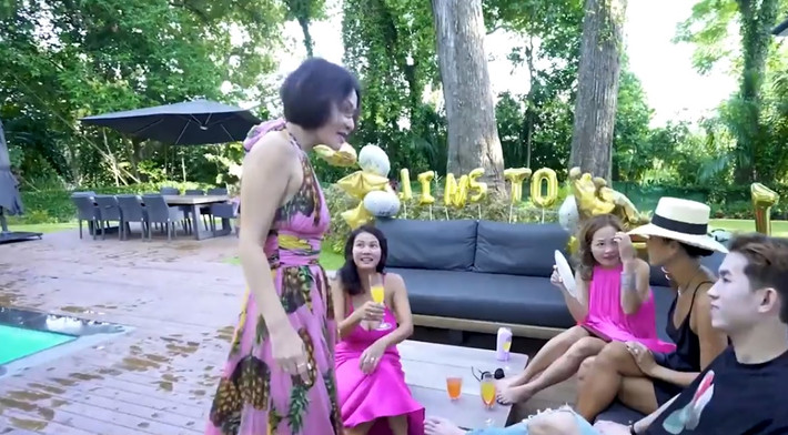 Khu vực thư giãn lý tưởng ngoài bể bơi. Ảnh chụp màn hình