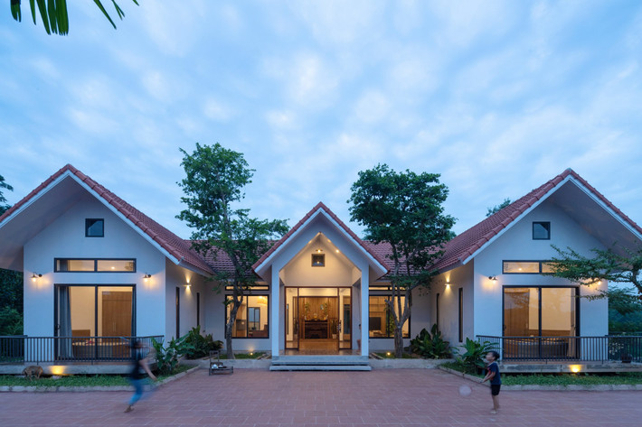 Những vật liệu như mái ngói, gạch đỏ lát sân tạo nét gần gũi, truyền thống cho ngôi nhà mái ngói.