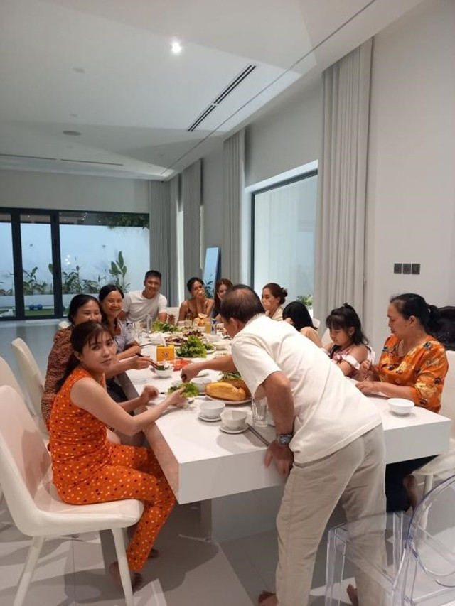 Tuy nhiên, cuối năm 2021, Công Vinh - Thuỷ Tiên đã phá bỏ bạch dinh này để xây mới hoàn toàn. Không gian mới của cặp đôi rất rộng rãi, thoáng mát với tông màu trắng chủ đạo. Ảnh: FB Hoa Tâm.