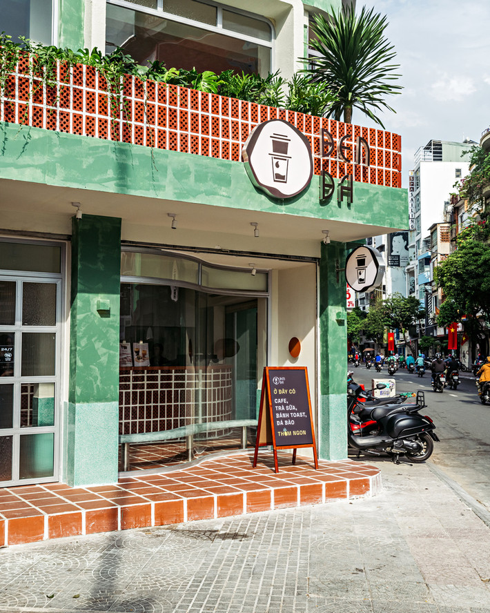 Đi qua không gian cửa hàng là đá mài và gạch lát bậc tam cấp được sắp xếp trang nhã - hai chất liệu chủ yếu được sử dụng trong các hộ gia đình Sài Gòn xưa
