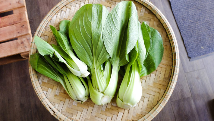 Vì thế, nếu thấy rau cải non mơn mởn, lá xanh ngắt, không dấu vết của sâu bọ và phần thân chắc mập, đều tăm tắp một cách bất thường thì nhiều khả năng rau đó được bón nhiều đạm.