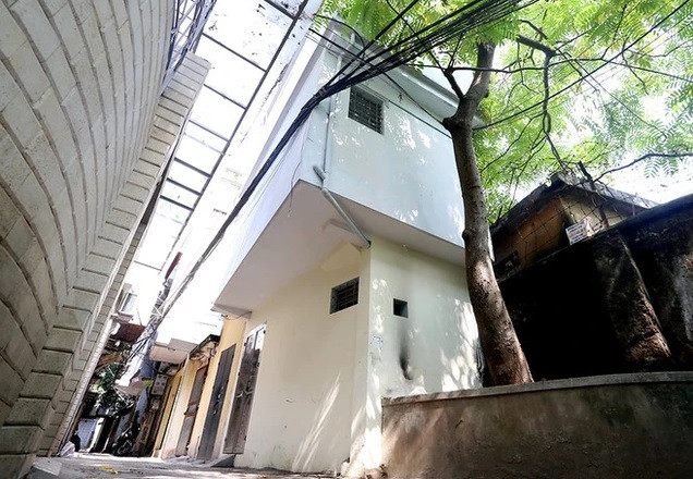 Với diện tích mặt sàn chưa đầy 5m2, ngôi nhà 3 tầng, 1 tum vẫn mọc lên sừng sừng trong một ngõ phố Vạn Bảo (Ba Đình). Ảnh: Trithutre