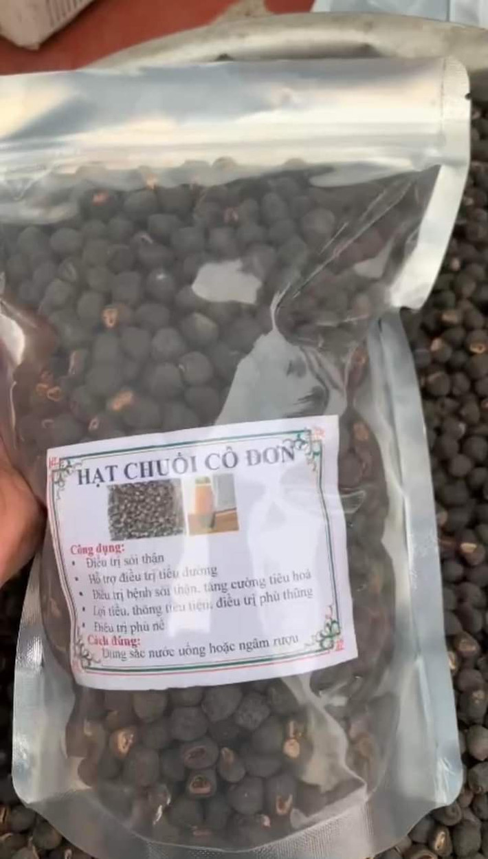 Trên thị trường, chuối cô dơn tách cơm phơi khô giá từ 40.000 - 60.000 đồng/kg. Hạt chuối cô đơn khô giá dao động 80.000 - 120.000 đồng/kg. Ảnh: Facebook
