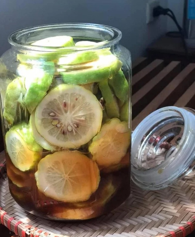 Chanh yên vỏ dày, sần sùi, có nhiều túi tinh dầu, ruột quả nhỏ, chua, hơi đắng. Chanh có thể dùng làm siro ho, ngâm mật ong chữa viêm họng. Ảnh: Phu nữ & Pháp luật