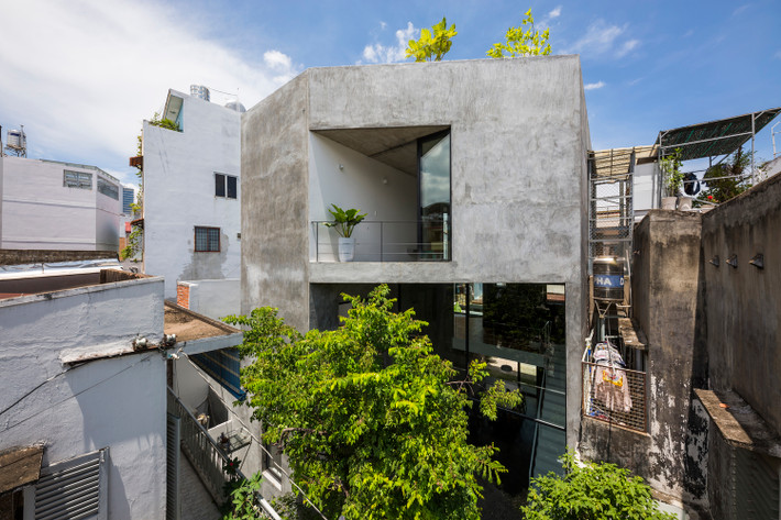 Nga House là ngôi nhà của một gia đình ở quận 10 (TP HCM). Khu vực này có mật độ xây dựng cao trong thành phố, với nhiều tòa nhà từ 1 đến 3 tầng được xây dựng san sát nhau.
