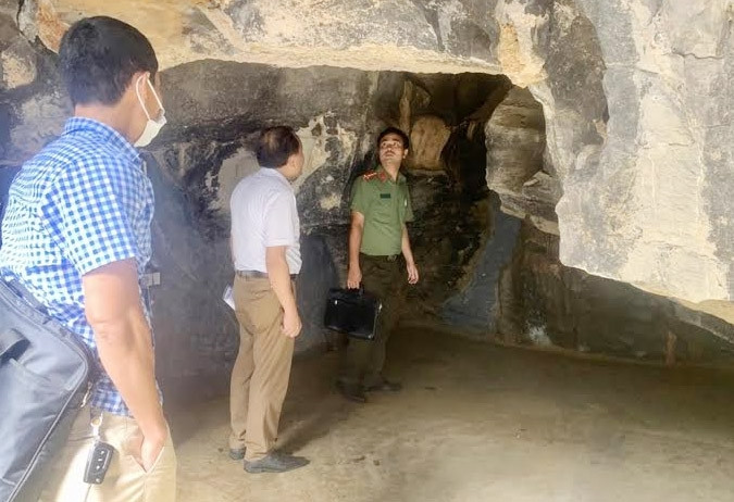 Do được quây kín, có cửa sổ, cửa ra vào và khu vệ sinh riêng biệt, nên hõm núi này được ghép cái tên phòng nghỉ cho sang trọng. Ảnh: Báo dân tộc
