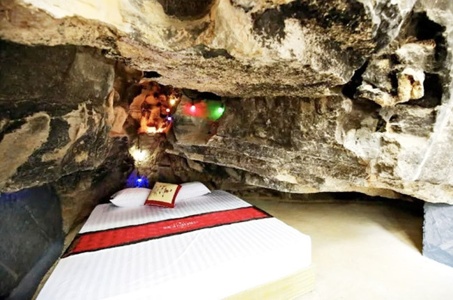 Vừa qua, trên các hội nhóm du lịch, hình ảnh một căn phòng trong hang động ở Hoa Lư, Ninh Bình thu hút sự chú ý của nhiều người khi giá niêm yết lên tới 97 triệu đồng/đêm, giảm giá còn 64 triệu đồng. Ảnh: Báo dân tộc