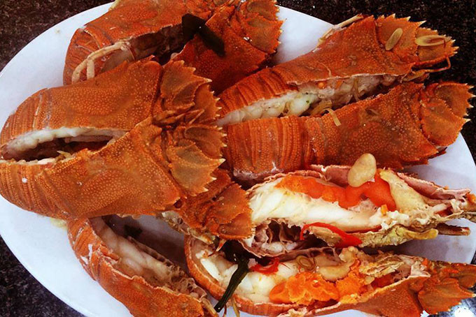 Một loại hải sản đắt đỏ khác cũng rất được giới sành ăn Việt Nam yêu thích là tôm mũ ni. Loại tôm này không có cặp càng to như tôm hùm, thay vào đó là vỏ mỏng và dẹt như chiếc mũ ni.