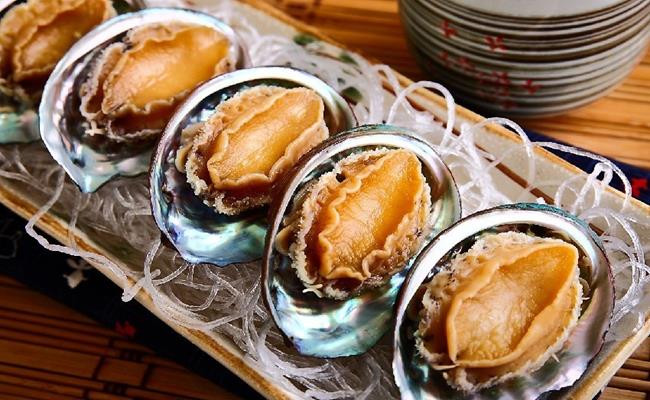 Bào ngư cũng là một hải sản biển đảo rất được ưa chuộng. Trước đây, bào ngư dùng để tiến vua, ngày nay được nhân giống, nuôi trồng nhiều tại Việt Nam.