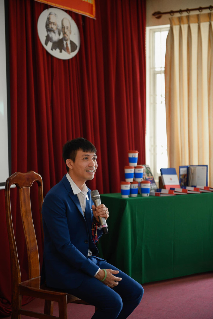 Doanh nhân Minh Nhựa khẳng định dù sau đó đã thử nhiều vị trí khác nhau nhưng trải nghiệm đầu tiên không bao giờ quên được. Chính sự bỡ ngỡ năm ấy đã giúp tăng thêm thấu hiểu với các nhân viên khi đứng ở vị trí của mọi người.