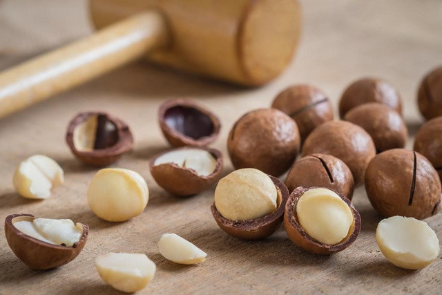 Chỉ là hạt cây nhưng hạt mắc ca lại có giá khá đắt đỏ. Hạt mắc ca chưa tách vỏ có giá bán từ 350.000 – 400.000 đồng/kg.