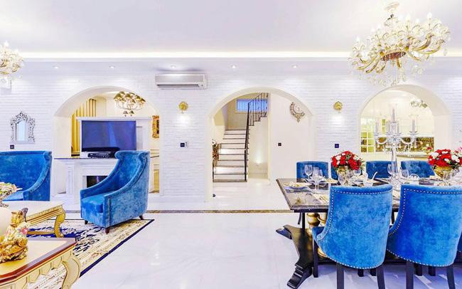 Nội thất bên trong lộng lẫy không khác gì một cung điện.