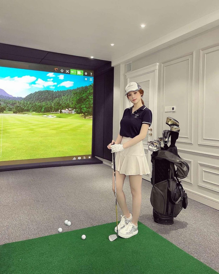 Đặc biệt, dù ở nhà nhưng Huyền Baby vẫn có nguyên một phòng tập golf trong nhà đầy đủ thiết bị không kém gì các sân golf chuyên nghiệp dành cho giới nhà giàu.