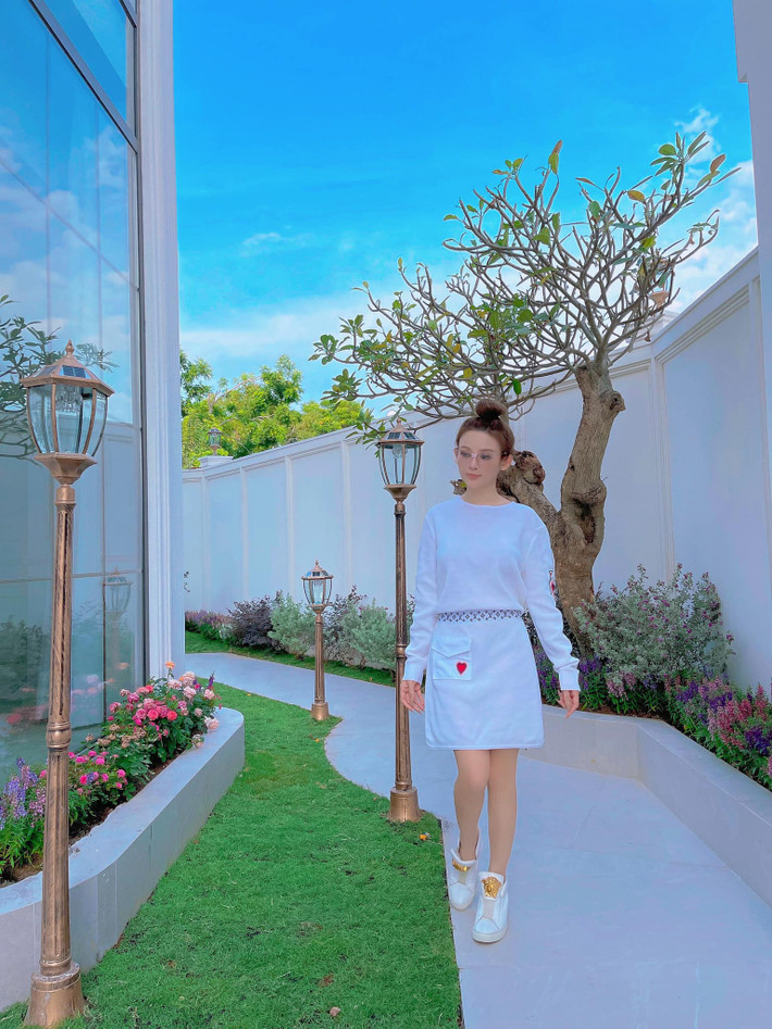 Trong thời gian nghỉ dịch, cựu hotgirl Huyền Baby để lộ không gian biệt thự 80 tỷ khiến ai nấy đều phải trầm trồ.