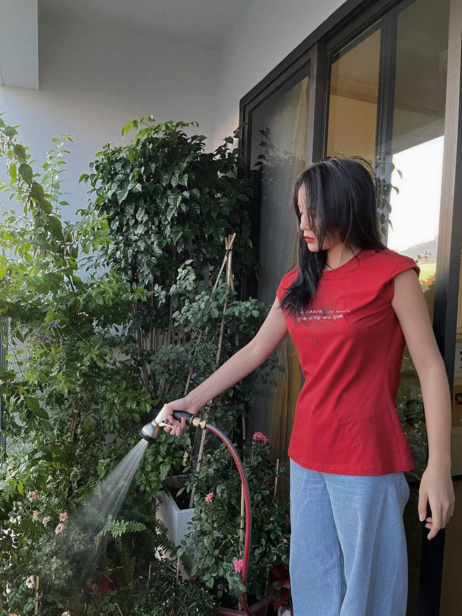Cô khoe mới sắm vòi tưới cây chuyên dụng để chăm sóc cho khu vườn ban công của mình.