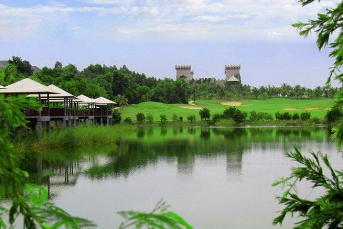 Ngoài ra, du khách còn có thể tham gia những hoạt động giải trí thú vị như chơi golf trên thảm cỏ xanh mướt, câu cá trong không gian yên bình hoặc nghỉ dưỡng trong những khu biệt thự đẳng cấp, sang trọng. Ảnh: Mytour