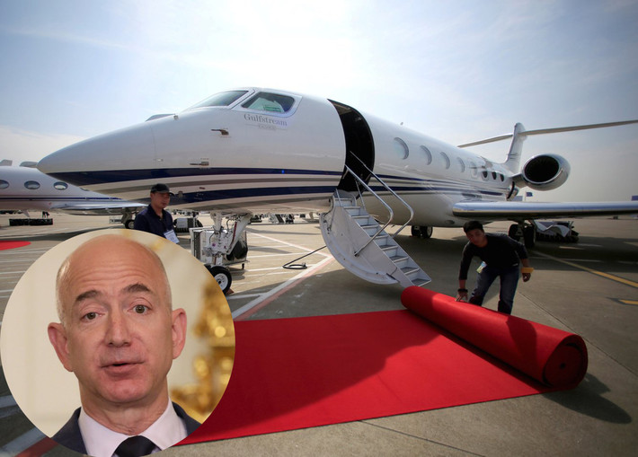 Tỷ phú Jeff Bezos sở hữu một chiếc máy bay riêng thông qua công ty cổ phần của mình có tên Poplar Glen. Chiếc máy bay phản lực G650ER của Bezos có sức chứa tám người và trị giá khoảng 65 triệu USD.