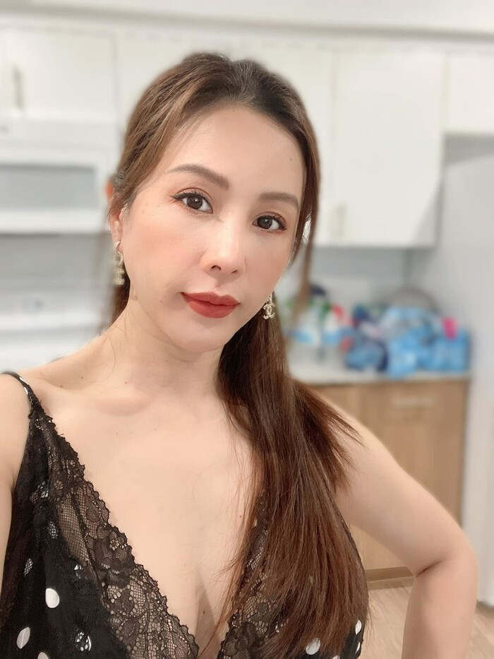 Tối 8/7, mạng xã hội bất ngờ lan truyền thông tin được cho là Hoa hậu Thu Hoài livestream nói về ân oán với Vy Oanh. Theo thông tin này, Hoa hậu quý bà khẳng định Vy Oanh là người yêu sách, đòi mức giá cao khi được mời làm quảng cáo cho thẩm mỹ viện....Ảnh: FBNV