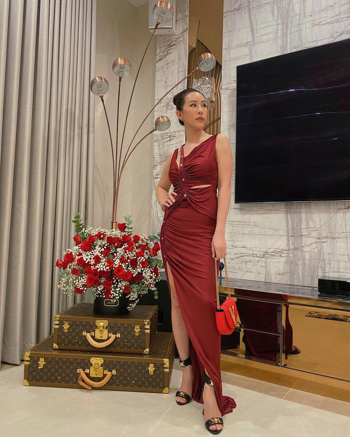 Hoa hậu Thu Hoài sở hữu căn nhà tại Quận 7, TP.HCM và có diện tích hơn 430m2. Toàn bộ nhà được trang trí theo phong cách hiện đại nhưng vẫn mang đến sự gần gũi, ấm cúng. Ảnh: FBNV