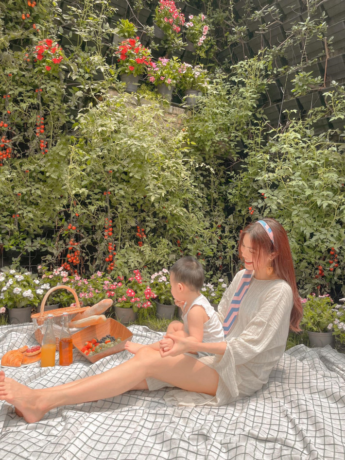 Sân vườn nhà Lan Khuê cũng có thể tổ chức một buổi dã ngoại thực thụ. Ảnh: FBNV