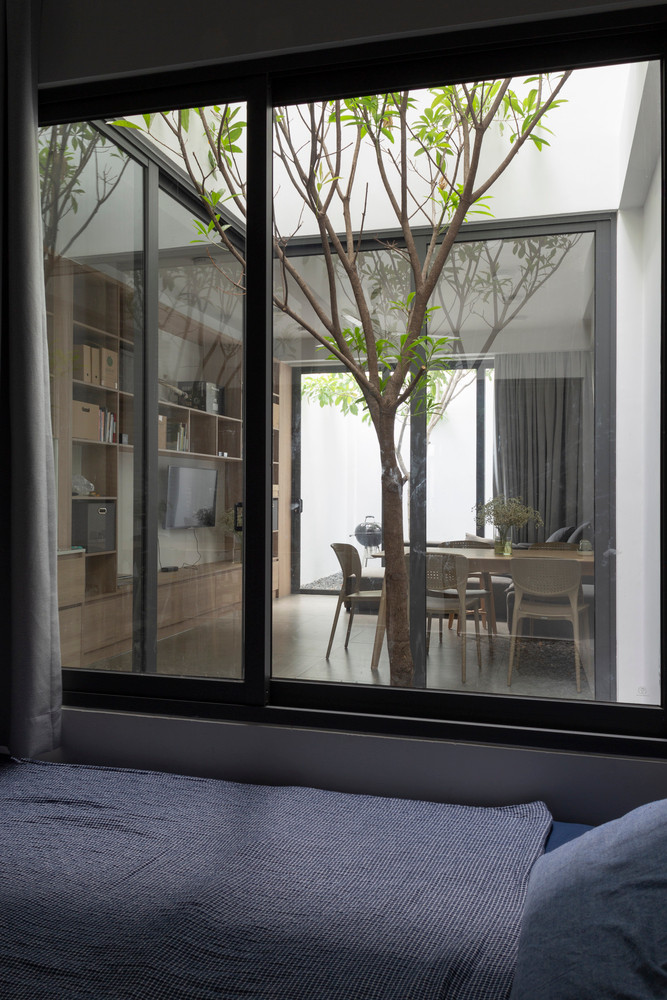 Khác với nhà phố điển hình ở TP HCM, Phi House không mở ra bên ngoài mà hướng vào bên trong.