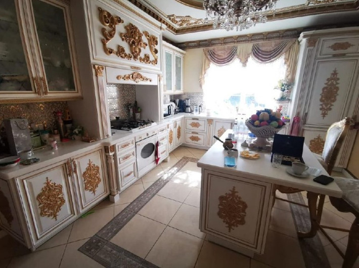 Khu bếp với gam màu trắng chủ đạo được tô điểm bằng các chi tiết dát vàng. Nguồn ảnh: Themoscowtimes.