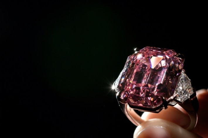 Pink Legacy nặng gần 19 carat đã được mua với giá kỷ lục 50,375 triệu franc Thụy Sỹ (tương đương 50 triệu USD) trong phiên đấu giá của nhà Christie's ở Geneva ngày 13/11/2018.