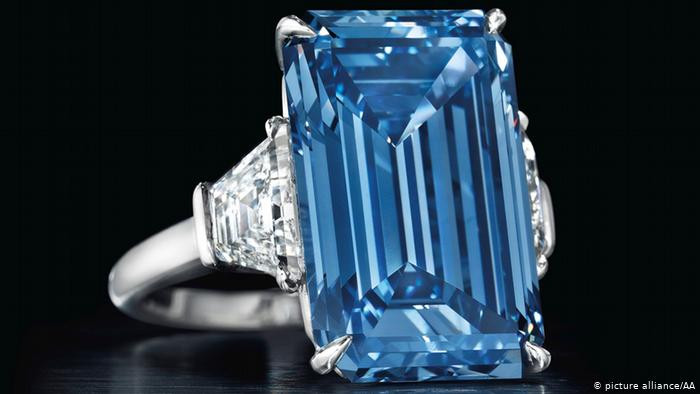 "Oppenheimer Blue" được phát hiện tại một khu mỏ ở Nam Phi. Sau đó, nó đã về tay của ông trùm kim cương người Anh Philip Oppenheimer. Kể từ khi ông Oppenheimer qua đời năm 1995, món trang sức quý này đã qua tay nhiều chủ nhân khác nhau.