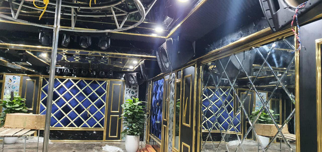 Bên trong biệt thự sở hữu không gian giải trí sang trọng với phòng hát karaoke và phòng chứa rượu được thiết kế nội thất toàn bộ bằng gỗ. Ảnh: Facebook