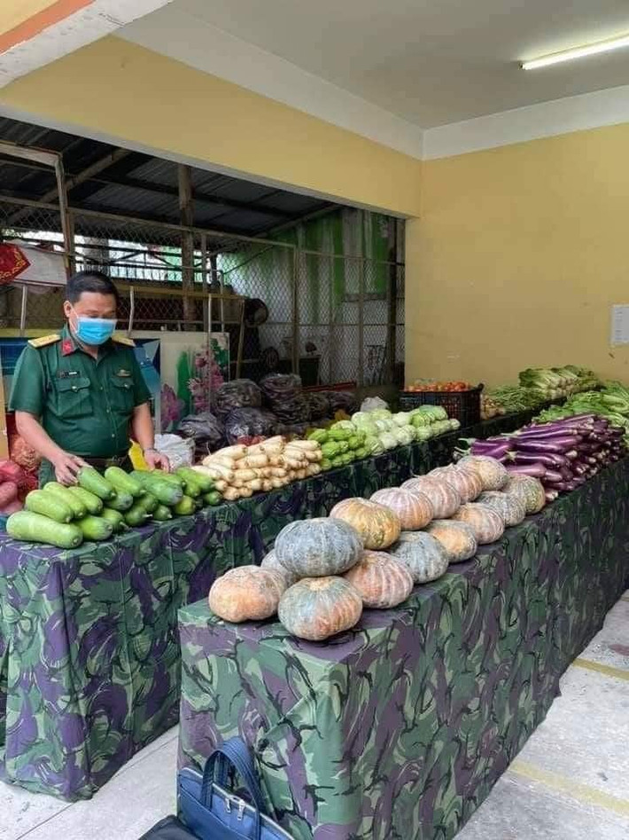 Ngày 8/7, tại Nhà thi đấu đa năng Trung tâm Thể dục thể thao Quận 12, UBND Quận đã phối hợp với Cục Chính trị Quân khu 7, Báo Công lý (Tòa án Nhân dân tối cao), Hội Hỗ trợ gia đình liệt sĩ TPHCM cùng Bộ Tư lệnh TP đã tổ chức “ Phiên chợ 0 đồng” trao tặng nhu yếu phẩm cho người dân trên địa bàn Quận 12. Ảnh: Facebook