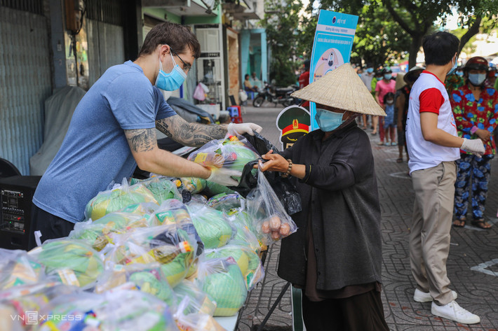 Người tham gia không cần mang tiền, chỉ cần phiếu được phát sẵn nên ai cũng phấn khởi. Ảnh: Vnexpress