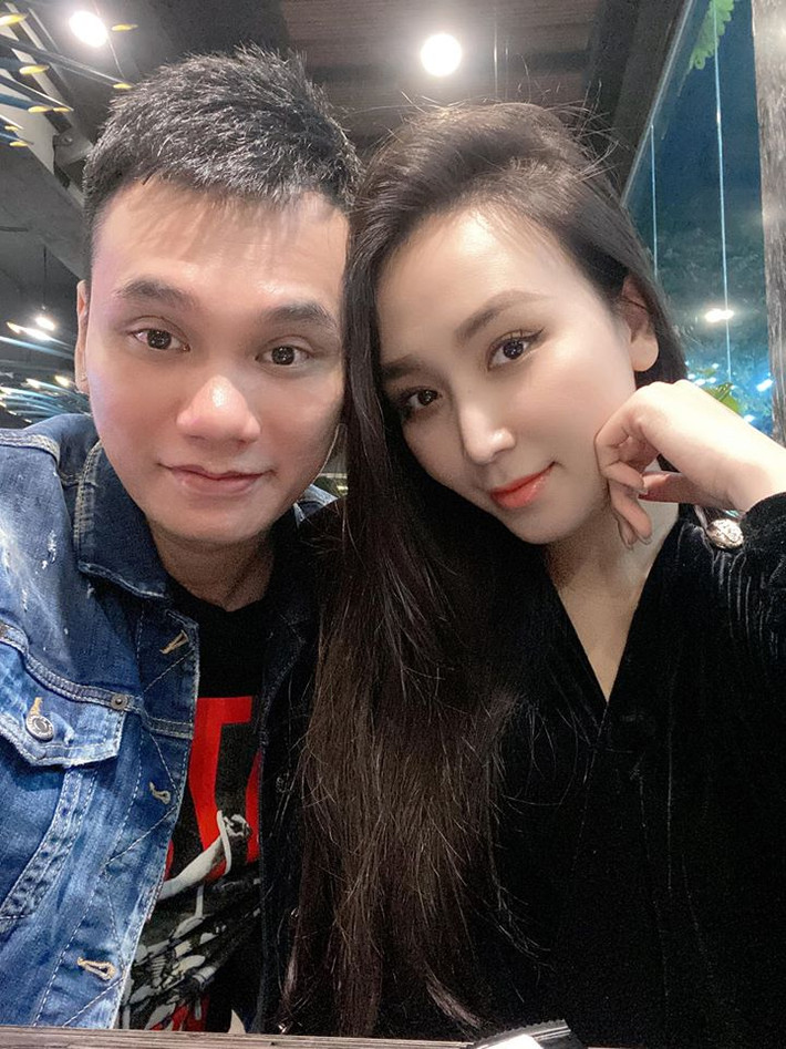 Hoạt động nghệ thuật lâu năm, có nhiều bản hit...đến nay Khắc Việt sở hữu khối tài sản "không phải dạng vừa" trong showbiz Việt. Năm 2020, Khắc Việt tiết lộ vừa mua thêm 2 căn nhà mặt đất ở TP. HCM và Hà Nội để làm quà cho vợ khi đang mang song thai con đầu lòng. Ảnh: Dân Việt.