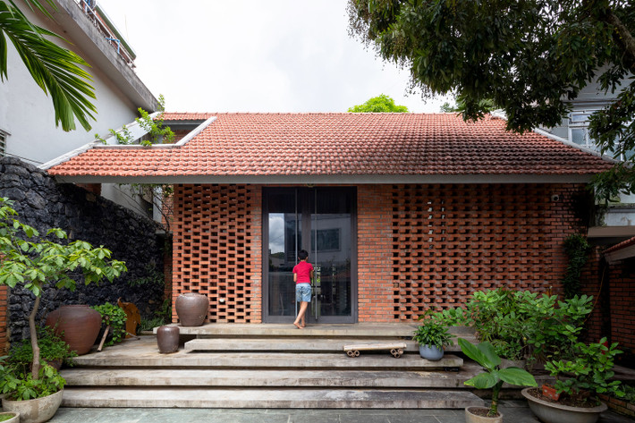 TB House (ở Sơn La) được thiết kế cho một cặp vợ chồng trẻ, người chồng sinh sống và làm việc ở vùng núi Tây Bắc. Anh luôn nâng niu một ngôi nhà như thuở còn thơ anh sống cùng bố mẹ - ngôi nhà cấp 4 ẩn hiện dưới những tán cây xanh mát.