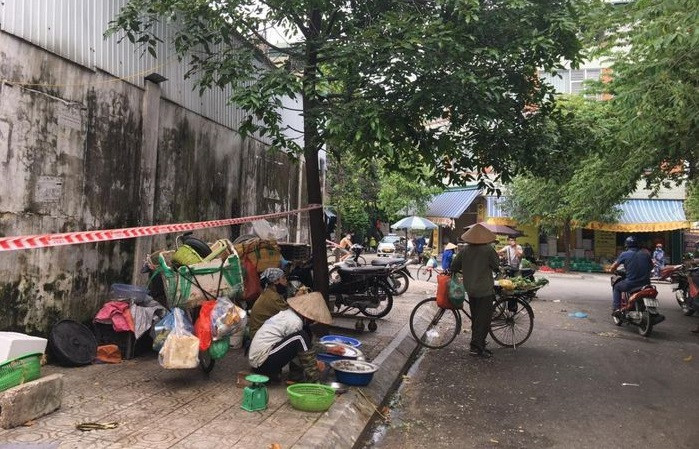 Mặc dù việc giải tỏa chợ cóc, chợ tạm lấn chiếm vỉa hè, lòng đường để đảm bảo công tác phòng, chống dịch Covid-19 đã được nêu rõ trong Công điện hỏa tốc của UBND TP. Hà Nội ngày 11/5, thế nhưng vẫn còn tình trạng buôn bán trên vỉa, ý thức của người dân đi chợ mua, bán vẫn chưa chuyển biến.