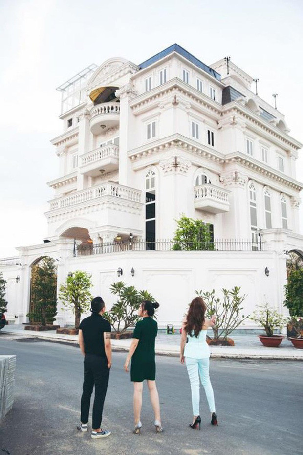 Nhắc đến biệt thự dát vàng của mỹ nhân Việt không thể bỏ qua căn biệt thự tại khu dân cư Thảo Điển (quận 2, TP HCM) của Lý Nhã Kỳ. Nhìn từ bên ngoài, căn biệt thự này trông không khác gì toà lâu đài của hoàng gia thời xưa. Ảnh: Facebook