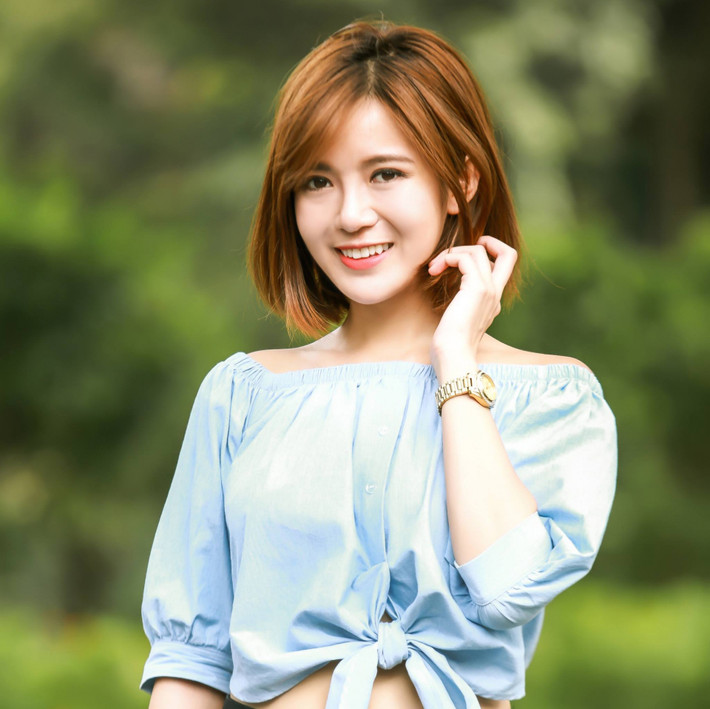 Tú Linh là một trong những hot girl nổi đình đám trên mạng từ một bức ảnh cười tỏa nắng trên đất Pháp và tình yêu với môn thể thao vua bóng đá.