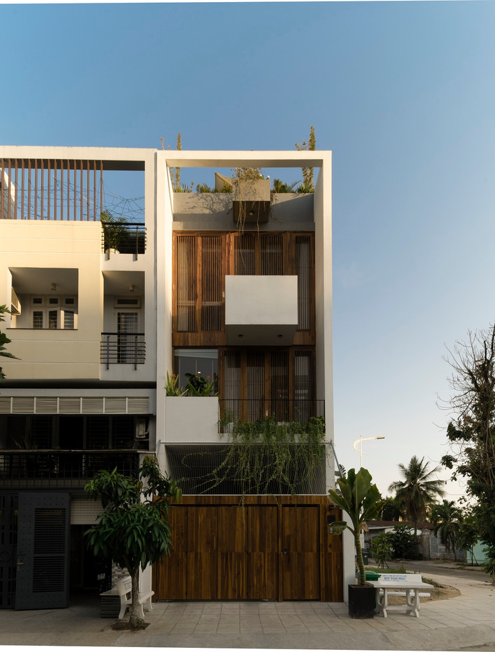 D.C.G house là ngôi nhà của một gia đình nằm trong một khu dân cư yên tĩnh ở TP Thủ Đức (quận 2). Công trình ngoài việc cần tạo ra khoảng không gian chung gắn kết mọi người trong gia đình nhưng cũng cần đảm bảo sự riêng tư nhất định.