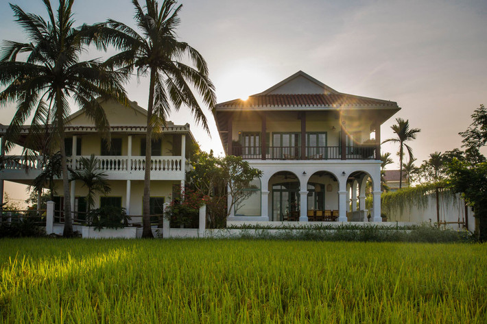 Điểm nhấn đặc biệt nhất của ngôi nhà này là tầm nhìn hướng ra cánh đồng có thể ngắm nhìn cảnh hoàng hôn thẳng cánh cò bay.