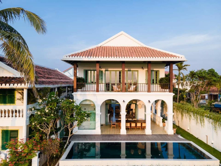 Ban đầu, chị Vân Anh mong muốn căn nhà mang đậm phong cách Indochine hiện đại. Nhưng về sau khi sửa lại bản 3D, gia chủ và đội ngũ kiến trúc sư đã thống nhất thêm rất nhiều chi tiết mang màu sắc Địa Trung Hải.