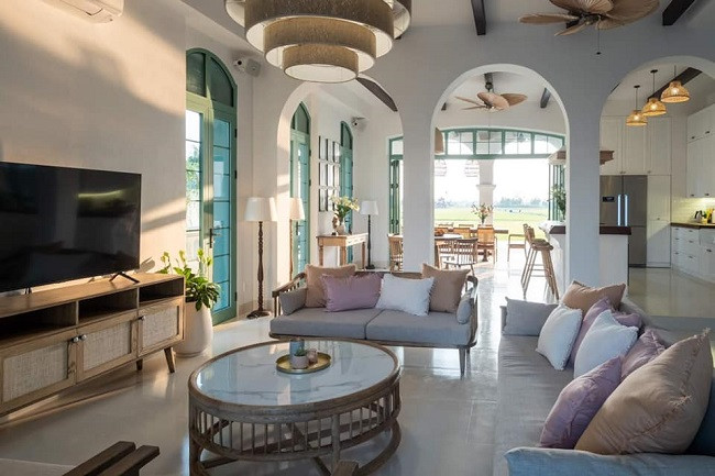 Nằm giữa cánh đồng nên yếu tố hướng nắng, hướng gió được gia chủ đặc biệt quan tâm. Nhà được thiết kế rất nhiều cửa ra vào và cửa sổ để đón gió.