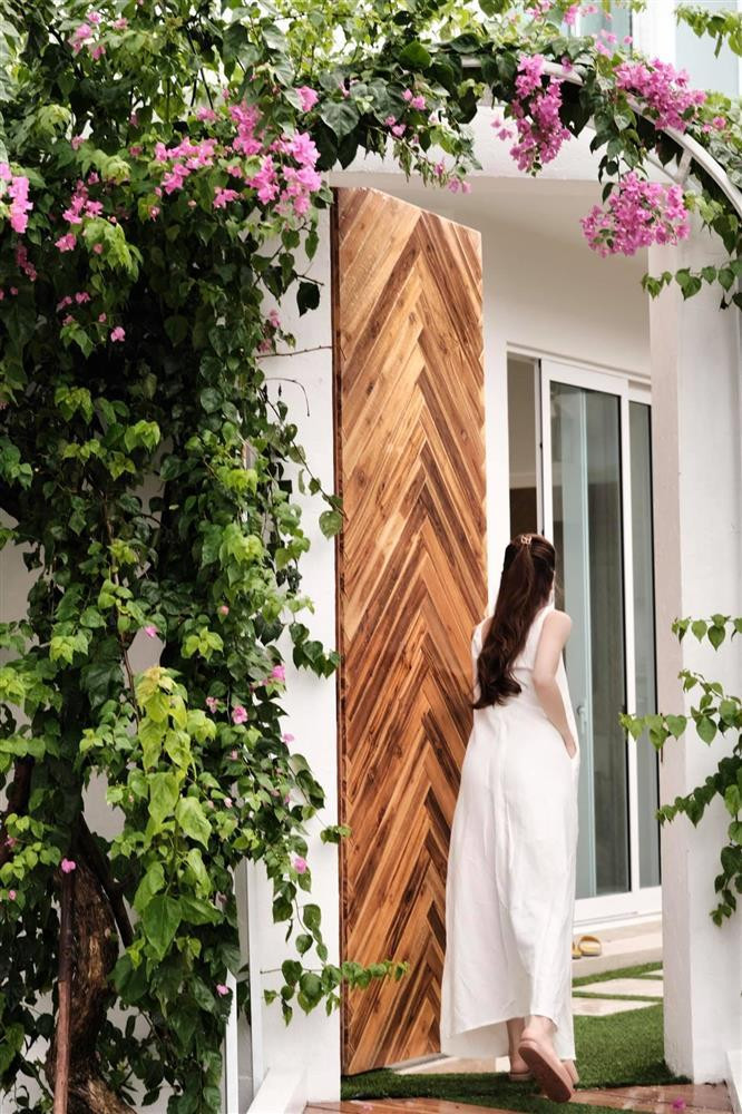 Cổng ra vào căn biệt thự của Hồ Ngọc Hà trồng nhiều hoa lãng mạn.