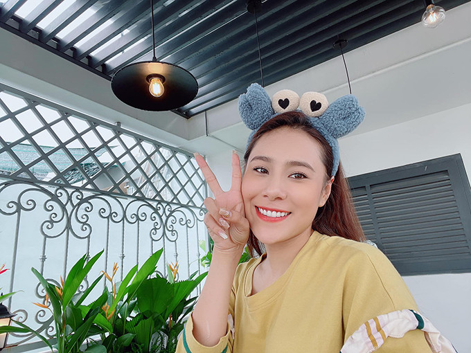 Trước khi làm đám cưới, ông xã Hồ Bích Trâm sửa sang căn nhà phố 5 tầng của gia đình để làm nhà tân hôn. Hơn một tháng nay, nữ diễn viên chuyển về đây sống cùng chồng và bắt đầu chăm chút từng góc nhỏ. Ảnh: Ngoisao