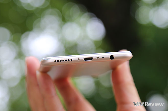 Về cấu hình, Oppo F1 Plus chạy vi xử lý MediaTek Helio P10 với 8 nhân (gồm 4 nhân Cortex-A53 tốc độ 2 GHz và 4 nhân Cortex-A53 tốc độ 1 GHz), RAM 4GB, bộ nhớ trong 64 GB và hỗ trợ thẻ nhớ microSD tối đa 128 GB. Máy hỗ trợ 2 SIM nhưng khe SIM thứ 2 đóng luôn vai trò của khe thẻ nhớ microSD, nếu dùng thẻ microSD thì bạn chỉ dùng được 1 SIM.