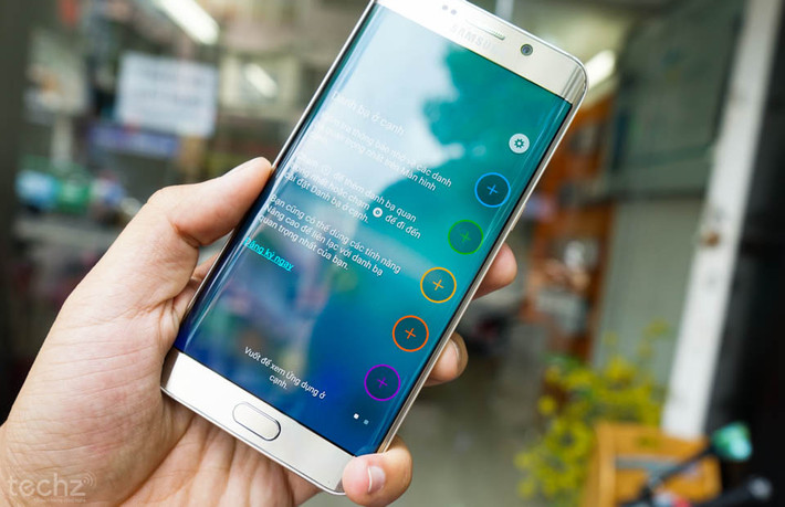 Về mặt thông số cấu hình, S6 Edge Plus có dung lượng RAM được tăng lên thành 4GB, màn hình 5,7 inch công nghệ Super AMOLED cùng viên pin 3.000mAh. Còn lại vẫn giữ nguyên như trên S6 Edge.